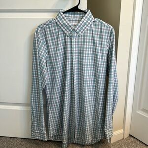 Used but in good condition Mizzen+Main Leeward dress shirt.